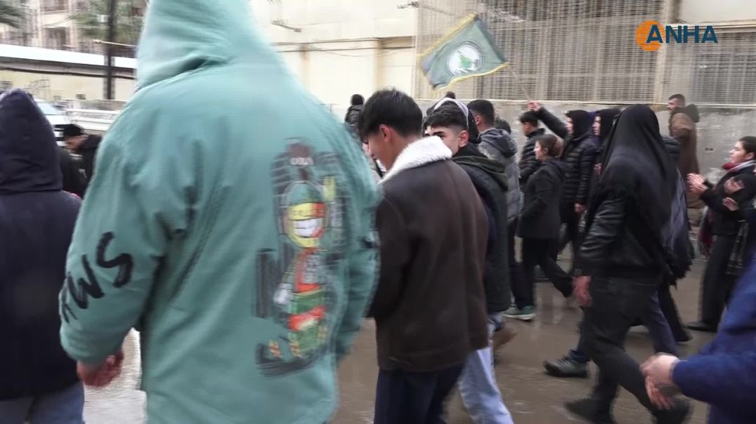⁣Ji bo taxên Helebê koçberên Efrînê li ber avahiya NY`ê çalakî kir