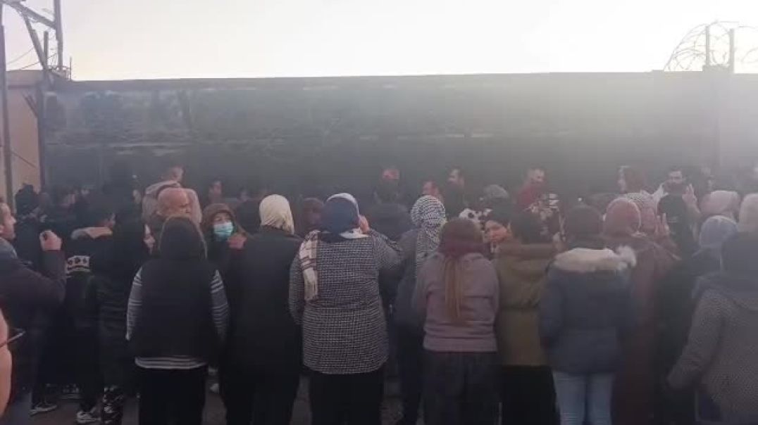 الأهالي يحتجون أمام قاعدة للتحالف الدولي تنديداً بما يجري في الشيخ مقصود والأشرفية