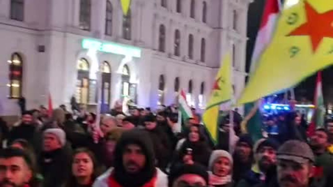 آلاف الكرد يتظاهرون في النروج دعماً لمقاومة روج آفا